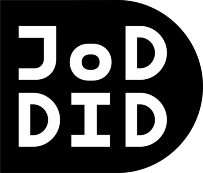 Auf dem Bild ist das Logo der JoDDiD auf schwarzem Hintergrund zu sehen. Das Logo ist eine Wortmarke und gibt die Buchstaben (weiß) der Abkürzung JoDDiD wieder. 