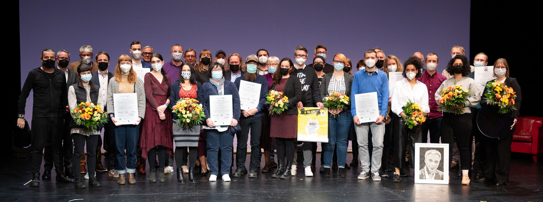 Das Bild zeigt alle Presträgerinnen und Preisträger des Sächsischen Förderpreises für Demokratie sowie die Mitglieder der Jury