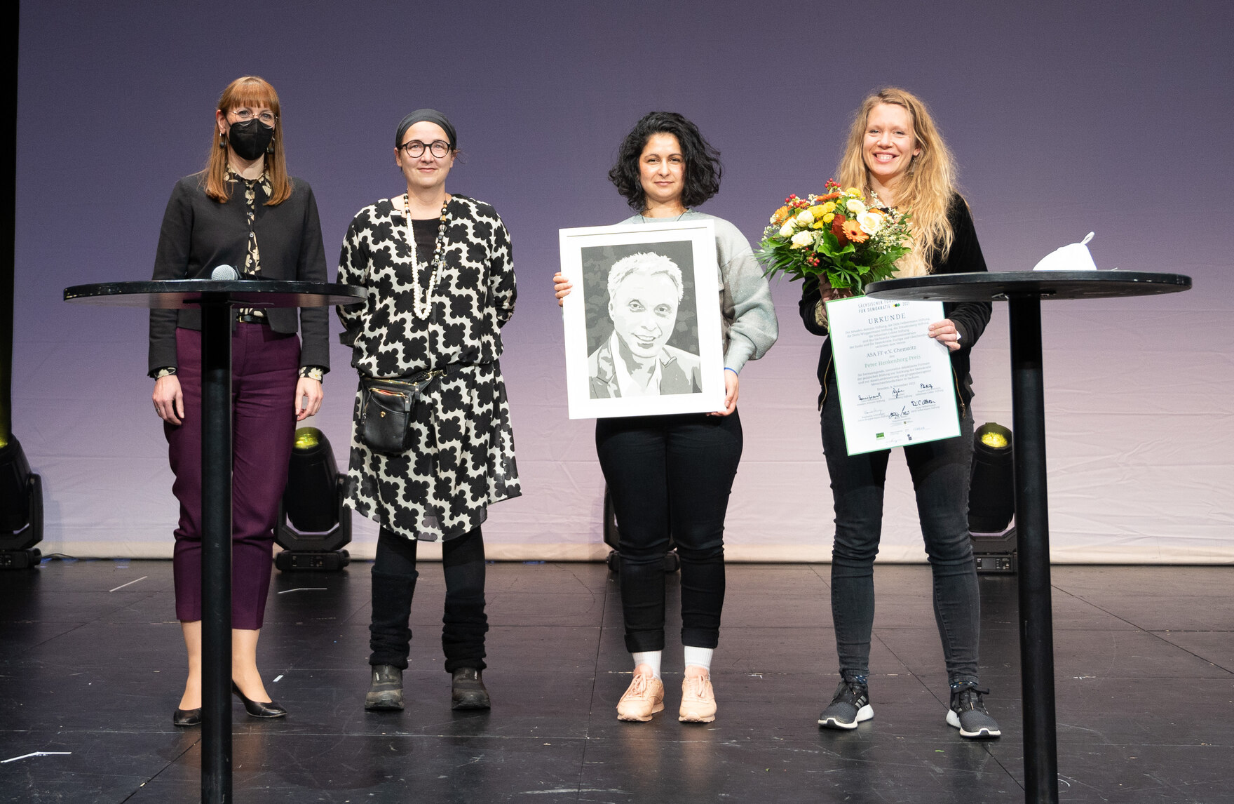 Auf em Bild stehen auf einer Bühne von links nach rechts: Demokratieministerin Katja Meier, Professorin Anja Besand sowei zwei Vertreterinnen des Vereins ASA-FF e.V. 