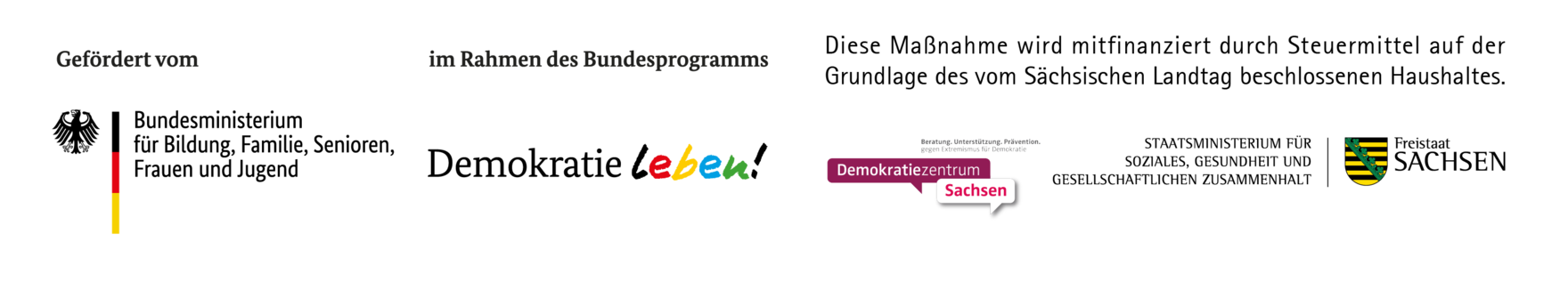 Das Bild zeigt eine Informations- und Logoleiste mit Förderhinweisen verschiedener Institutionen. Links steht das Logo des Bundesministeriums für Bildung, Familie, Senioren, Frauen und Jugend mit dem Hinweis „Gefördert vom“ sowie das Bundesprogramm „Demok