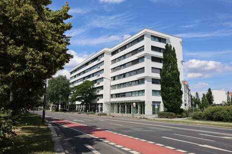 Aufnahme des Gebäudes, in dem das Sozialministerium untergebracht ist. Das Gebäude liegt an einer Straße.