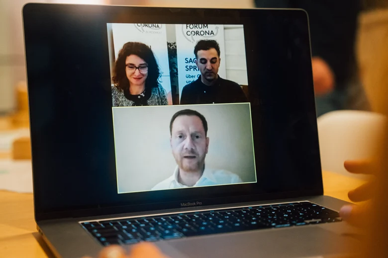 Ministerpräsident Kretschmer, dargestellt auf einem Ipad