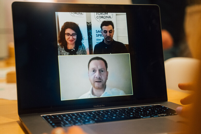 Ministerpräsident Kretschmer, dargestellt auf einem Ipad