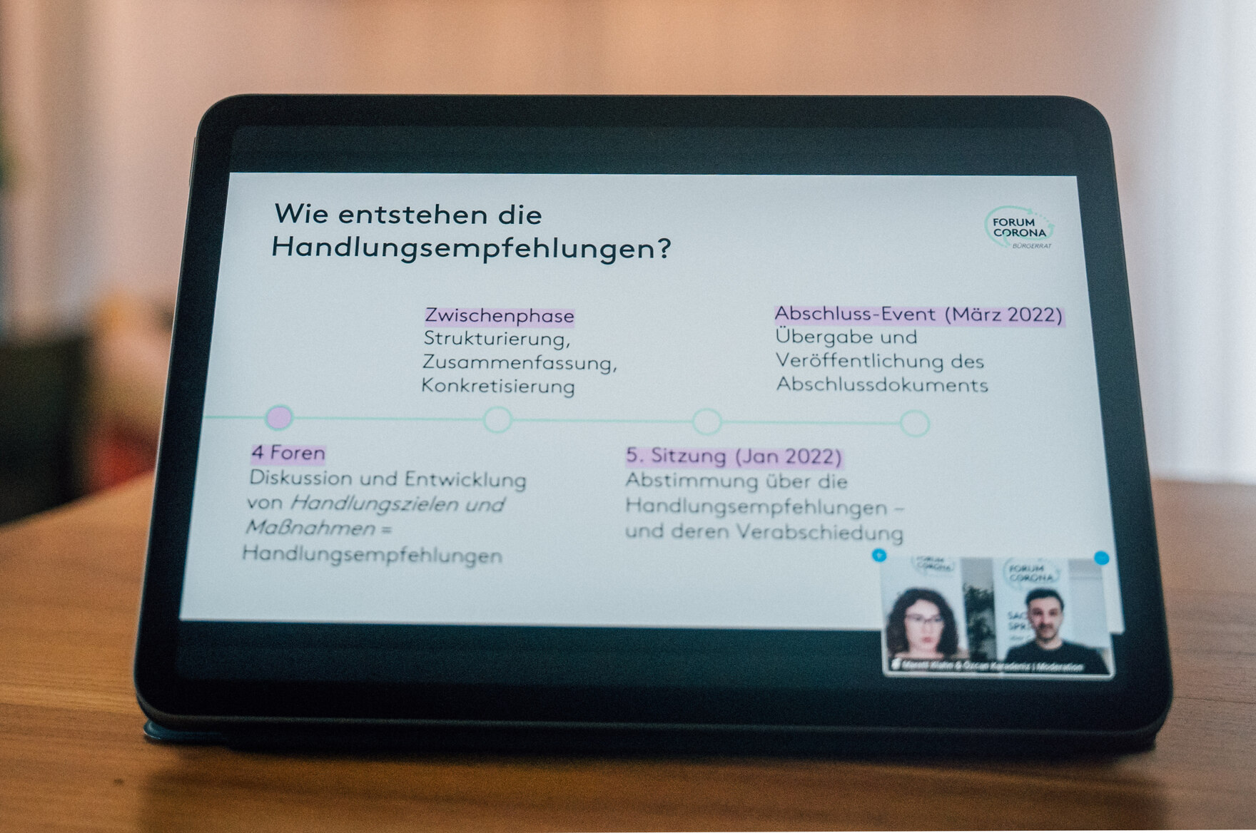 Wie entstehen Handlungsempfehlungen? - Schriftzug auf einem IPad