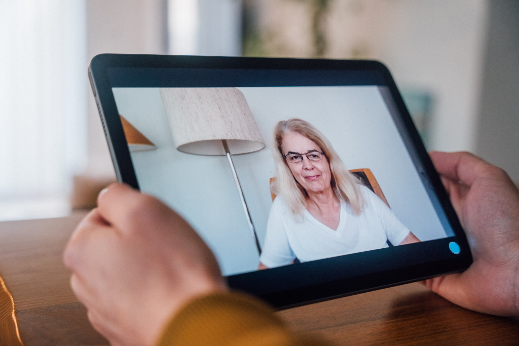 Prof. Dr. Birgit Leyendecker auf einem Ipad