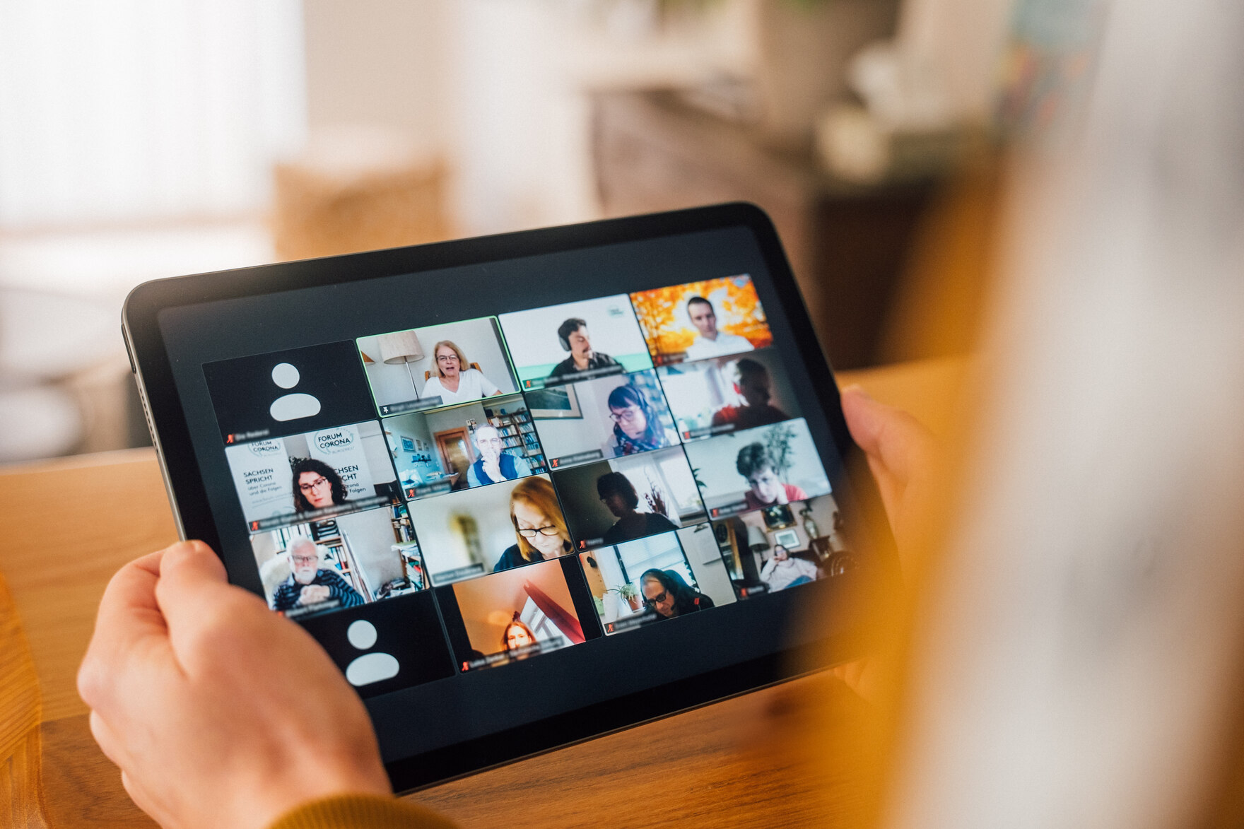 Teilnehmer des Bürgerrats »Forum Corona« auf einem IPad