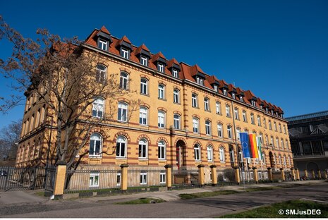 Das Bild zeigt eine Ansicht des Sächsischen Staatsministeriums der Justiz und für Demokratie, Europa und Gleichstellung in der Hansastraße 4.sterium 