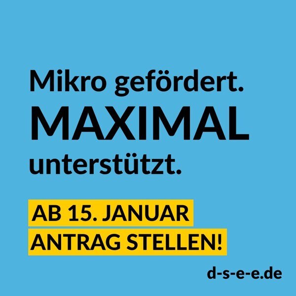 Das Bild zeigt einen hellblauen Hintergrund, auf dem in großen, schwarzen und teilweise fettgedruckten Buchstaben der Slogan „Mikro gefördert. MAXIMAL unterstützt.“ zu lesen ist. Darunter befindet sich ein gelber Kasten mit schwarzer Schrift, der ankündig