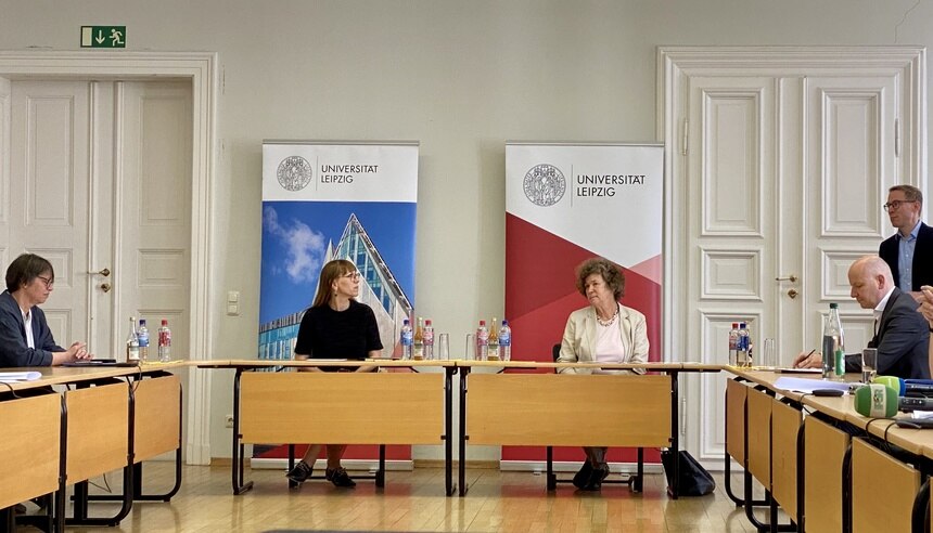 Das Bild zeigt Staatsministerin Katja Meier und die Rektorin der Universität Leipzig, Frau Prof. Beate A. Schückung, bei der gemeinsamen Vorstellung des Else Frenkel-Brunswik-Institutes.