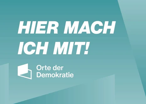Plakat Orte der Demokratie: HIER MACH ICH MIT! in weißer Schrift auf türkisfarbenem Hintergrund mit Logo.