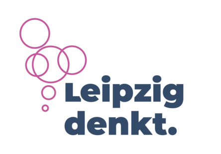 Logo „Leipzig denkt.“: Blauer Schriftzug in zwei Zeilen mit Punkt, links aufsteigende, überlappende pinke Kreise auf weißem Hintergrund als grafisches Denkblasenmotiv.
