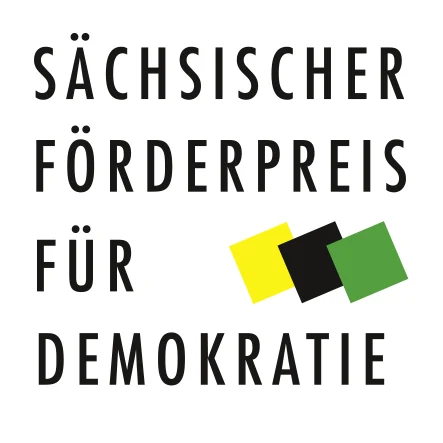 Logo mit Schriftzug „Sächsischer Förderpreis für Demokratie“ in vier Zeilen schwarzer Versalien, daneben drei überlappende Quadrate in Gelb, Schwarz und Grün auf weißem Hintergrund.