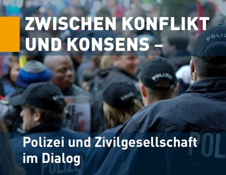 Polizistinnen und Polizisten in dunklen Uniformen und Mützen stehen in einer Menschenmenge bei einer öffentlichen Veranstaltung; darüber Text: „ZWISCHEN KONFLIKT UND KONSENS –“ und „Polizei und Zivilgesellschaft im Dialog“.