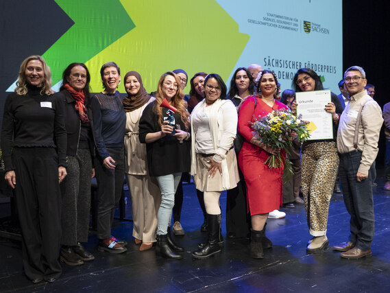 Preisträgerinnen des PHP 2026 mit Staatssekretärin Dagmar Neukirch