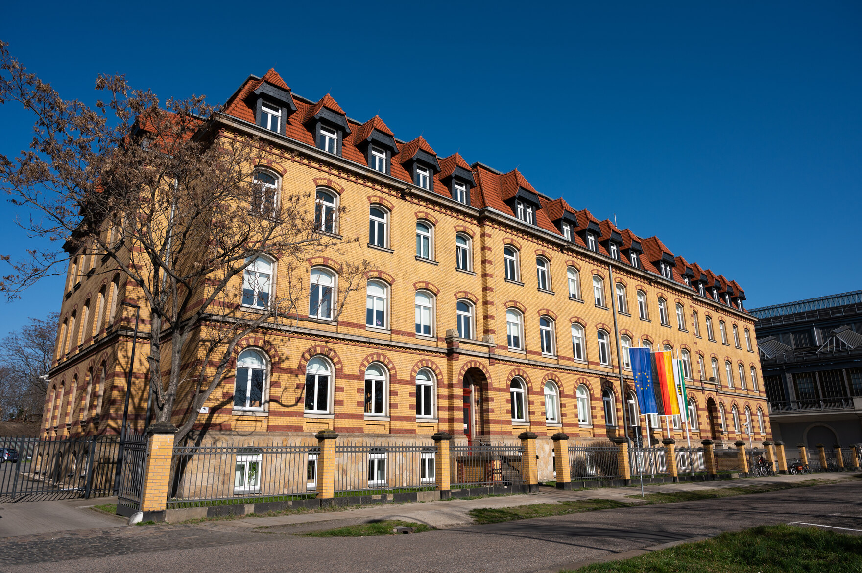 Das Bild zeigt eine Gebäudeansicht des Sächsischen Staatsministeriums der Justiz und für Demokratie, Europa und Gleichstellung in der Hansastraße 4. 