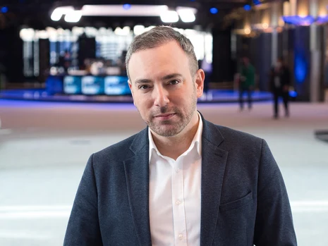 Auf dem Bild ist Sergey Lagodinsky im Porträt abgebildet. Hinter ihm ein verschwommenes visuelles Element.