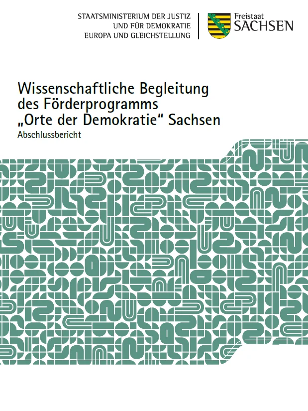 Deckblatt Abschlussbericht Wissenschaftliche Begleitung Orte der Demokratie Sachsen. Grünes geometrisches Muster.
