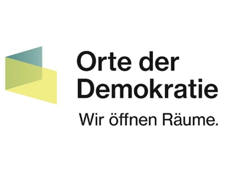 Logo Orte der Demokratie. Geometrisches Symbol in Grün- und Gelbtönen neben Schriftzug.