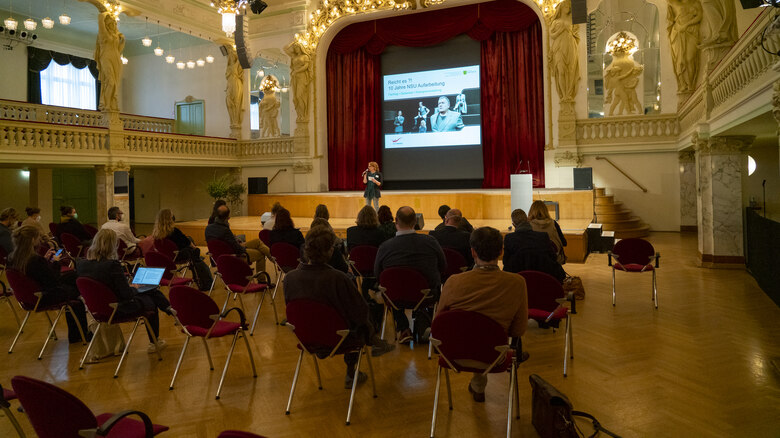 Festsaal mit Publikum.