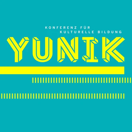 Türkisfarbene Grafik mit gelber 3D-Schrift „YUNIK“ und darüber kleinem weißen Text „Konferenz für kulturelle Bildung“. Darunter gelber Balken und mehrere kurze gelbe Striche als Gestaltungselemente.