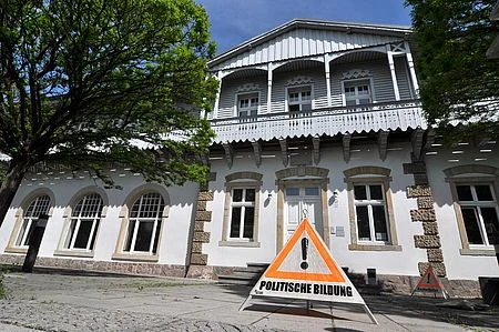 Das Bild zeigt die vordere Hausansicht der Sächsischen Landeszentrale für politische Bildung.