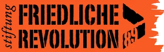 Orangefarbenes Logo der „Stiftung Friedliche Revolution 89“: Schwarzer Schriftzug „stiftung FRIEDLICHE REVOLUTION 89“ mit stilisiertem schwarzen Megafon, rechts ausgefranster, weißer Rand.