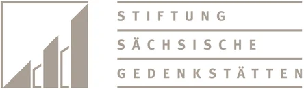 Logo „Politische Bildung“: Übereinander liegende, halbkreisförmige Bögen in Hellblau und Grau bilden ein abstraktes Kreiszeichen, darunter der hellblaue Schriftzug „POLITISCHE BILDUNG“ auf weißem Hintergrund.